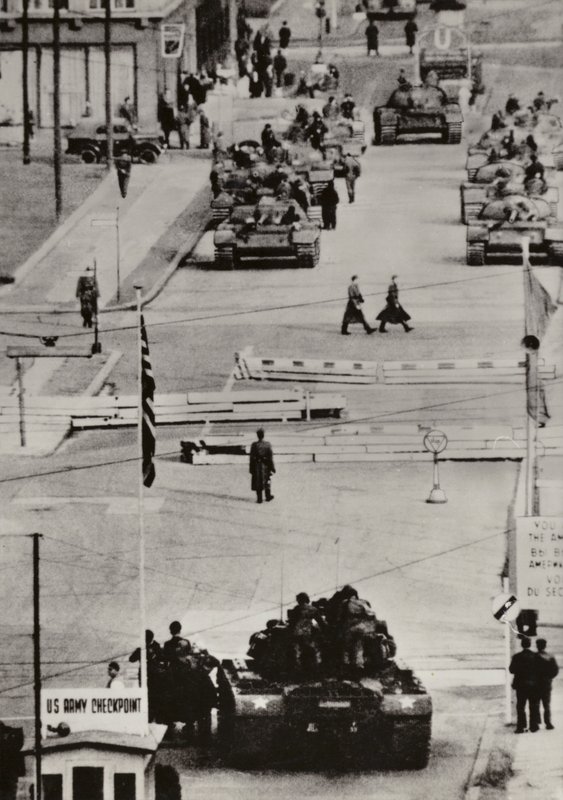 Październik 1961, Berlin Friedrichstrasse (zdjęcie czarno-białe) autorstwa Photographer German