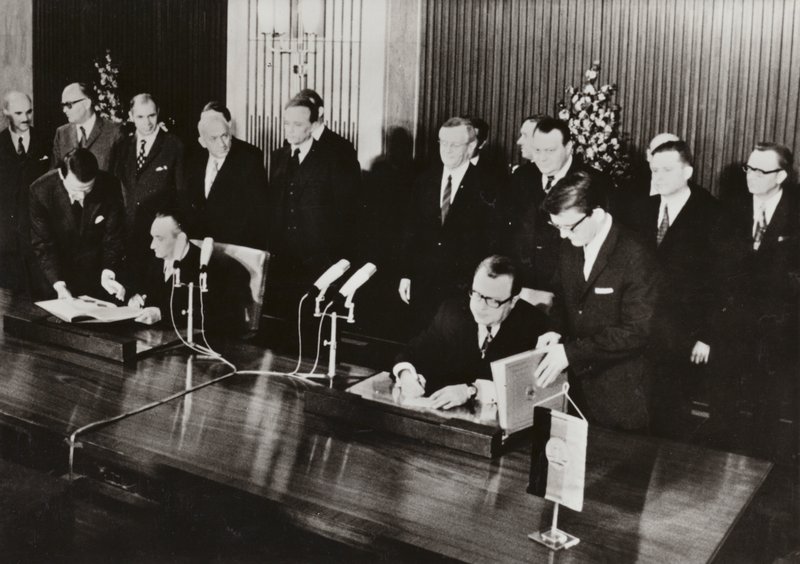26 maja 1972 r. w stolicy NRD, Berlinie, podpisano Traktat o ruchu drogowym, pierwszy traktat państwowy między NRD a Republiką Federalną Niemiec (zdjęcie czarno-białe) autorstwa Photographer German