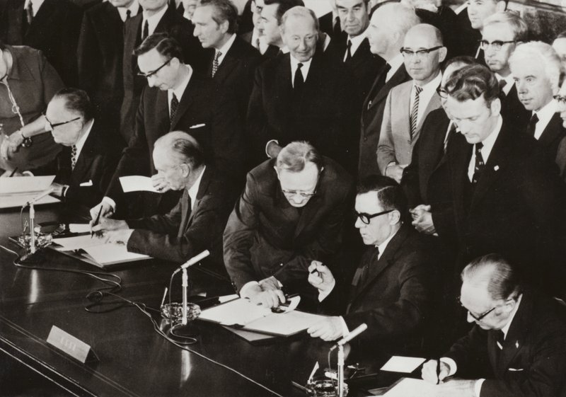 3 czerwca 1972 r. ministrowie spraw zagranicznych Czterech Mocarstw podpisali protokół końcowy do Porozumienia Czterostronnego w sprawie Berlina Zachodniego w budynku używanym wcześniej przez Sojuszniczą Radę Kontroli w amerykańskim sektorze Berlina Zachod autorstwa Photographer German