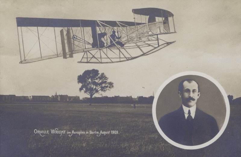 Orville Wright leci swoim samolotem w Berlinie, sierpień autorstwa Photographer German