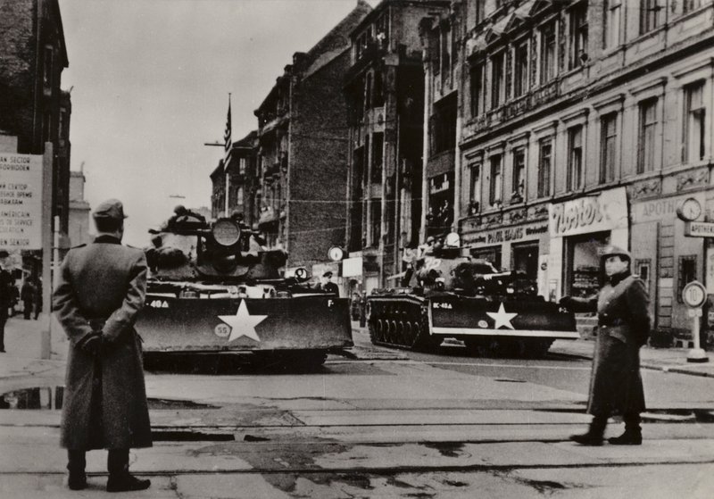 Szczególnie poważne prowokacje rozpoczęły się między 24 a 28 października 1961 r., kiedy ciężko uzbrojeni żołnierze amerykańscy, wspierani przez czołgi, wielokrotnie naruszali granicę państwową NRD (zdjęcie czarno-białe) autorstwa Photographer German