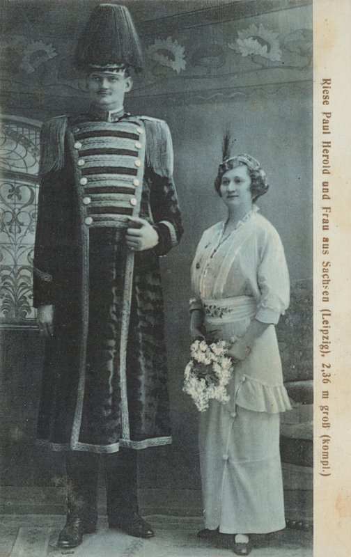 Paul Herold, niemiecki gigant i jego żona (zdjęcie czarno-białe) autorstwa Photographer German