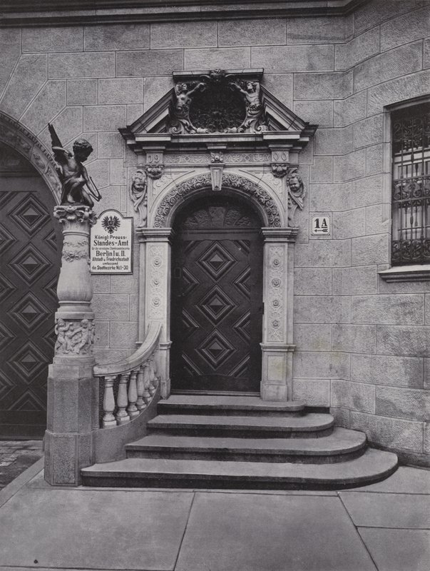 Portal z Urzędu Stanu Cywilnego Berlin I i II (zdjęcie czarno-białe) autorstwa Photographer German