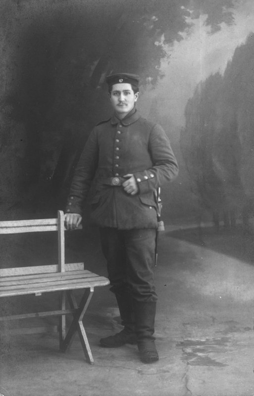 Portret niemieckiego żołnierza (zdjęcie czarno-białe) autorstwa Photographer German