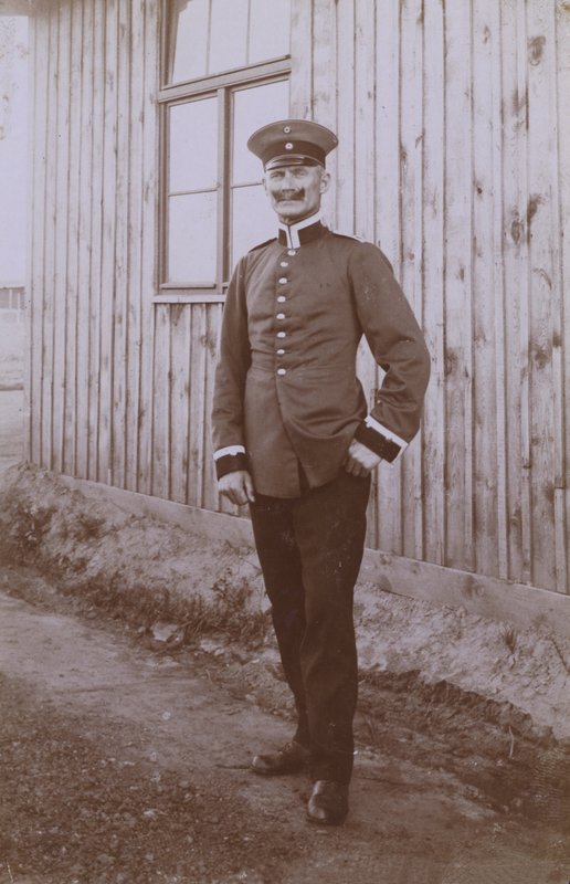 Portret niemieckiego żołnierza (zdjęcie czarno-białe) autorstwa Photographer German