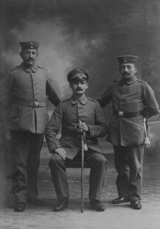 Portret trzech żołnierzy niemieckich (zdjęcie czarno-białe) autorstwa Photographer German
