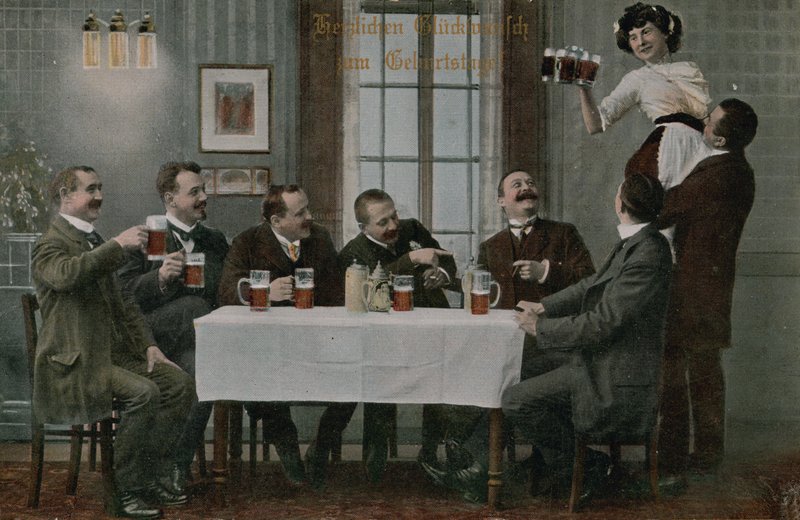 Pocztówka przedstawiająca Niemców pijących piwo i bawiących się z kelnerką, wysłana w 1913 r. (zdjęcie ręcznie kolorowane) autorstwa Photographer German