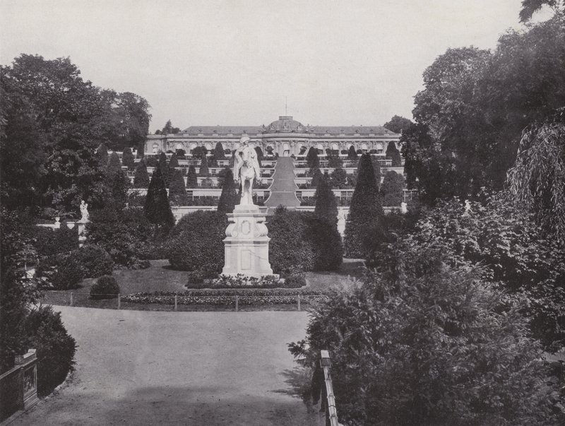 Poczdam, Pomnik Fryderyka Wielkiego i Widok Pałacu Sanssouci (zdjęcie czarno-białe) autorstwa Photographer German