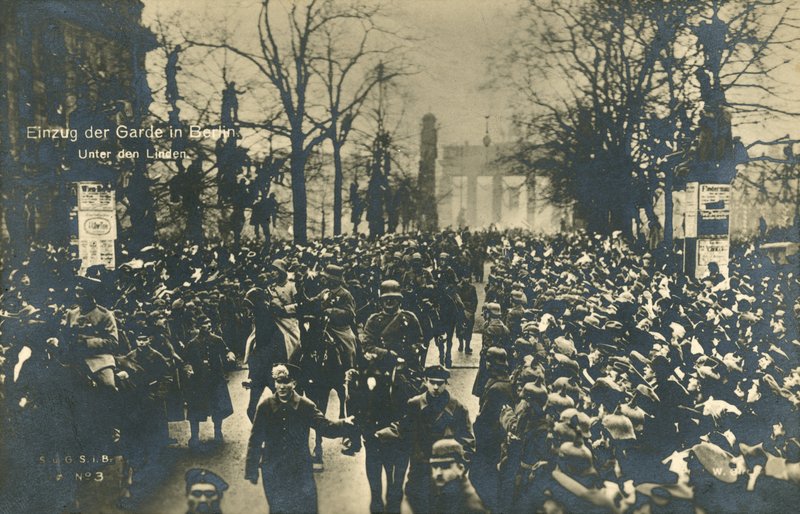 Wracające wojska niemieckie maszerujące na Unter den Linden, Berlin, grudzień 1918 (zdjęcie czarno-białe) autorstwa Photographer German