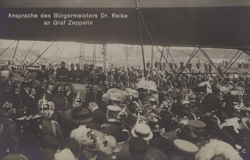 Przemówienie burmistrza Dr Reike do niemieckiego konstruktora sterowców Grafa Ferdinanda von Zeppelina (zdjęcie czarno-białe) autorstwa Photographer German