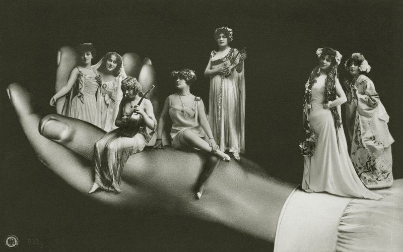 Surrealistyczna ręka trzymająca różne kobiety (zdjęcie czarno-białe) autorstwa Photographer German