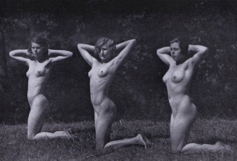 Ciało piękne, kultura fizyczna dla kobiet (zdjęcie czarno-białe) autorstwa Photographer German