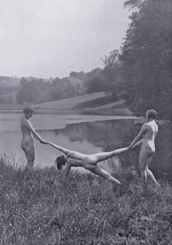 Ciało piękne, kultura fizyczna dla kobiet (zdjęcie czarno-białe) autorstwa Photographer German