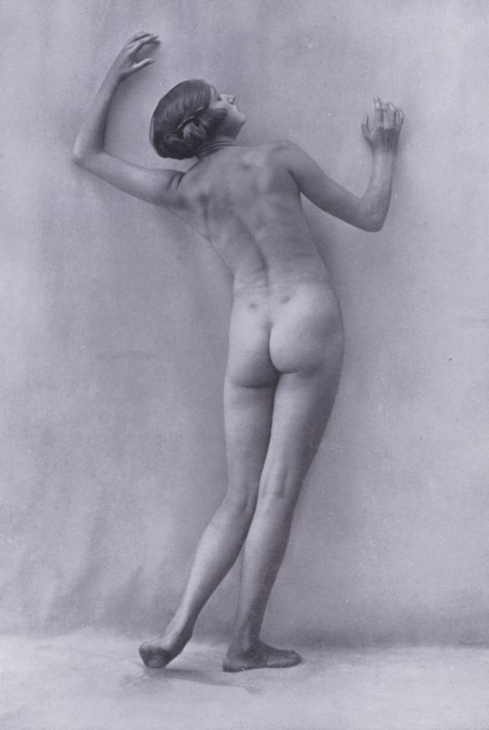 Ciało piękne, kultura fizyczna dla kobiet (zdjęcie czarno-białe) autorstwa Photographer German