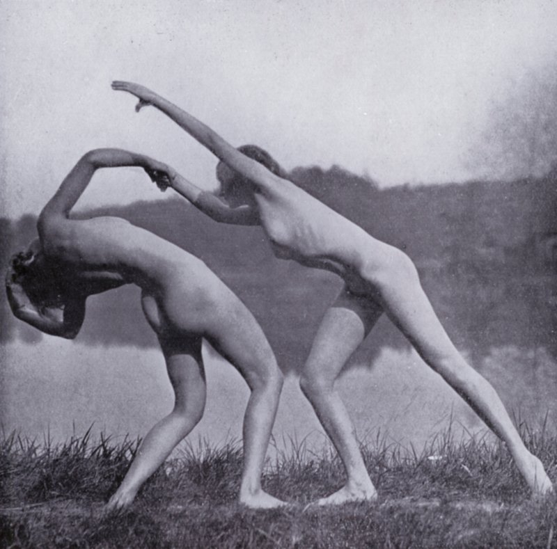 Ciało piękne, kultura fizyczna dla kobiet (zdjęcie czarno-białe) autorstwa Photographer German