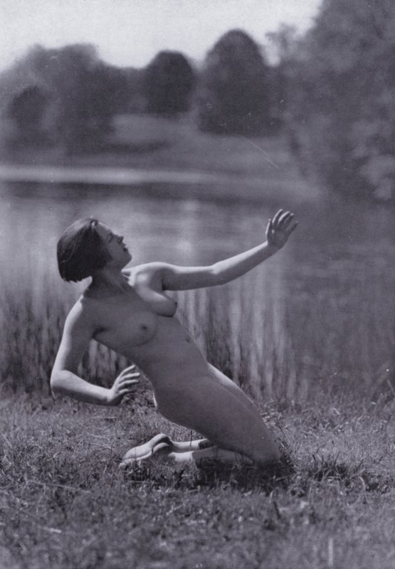 Piękne ciało, kultura fizyczna dla kobiet (zdjęcie czarno-białe) autorstwa Photographer German