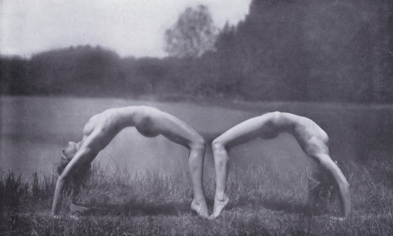 Piękne ciało, kultura fizyczna dla kobiet (zdjęcie czarno-białe) autorstwa Photographer German