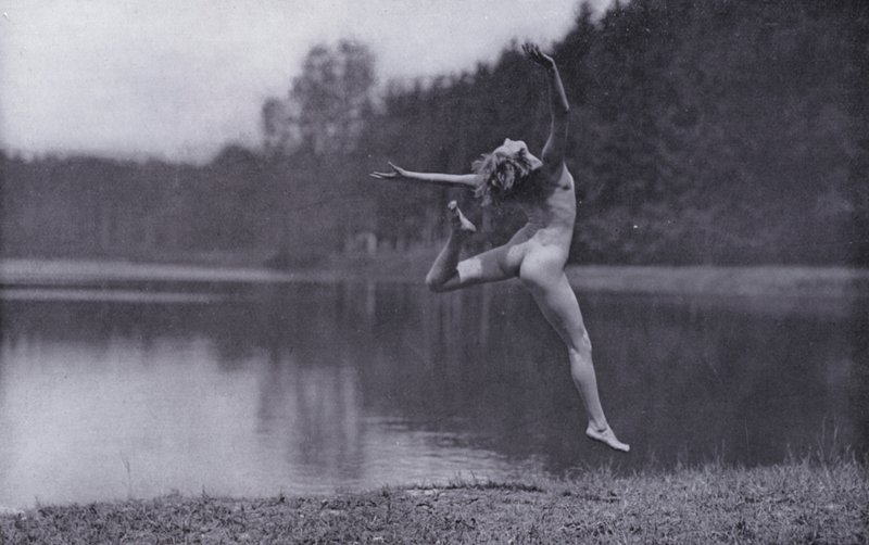 Piękne ciało, kultura fizyczna dla kobiet (zdjęcie czarno-białe) autorstwa Photographer German