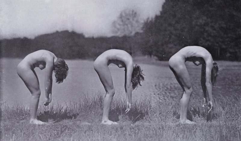 Ciało piękne, kultura fizyczna dla kobiet (zdjęcie czarno-białe) autorstwa Photographer German