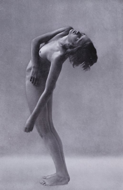 Ciało piękne, kultura fizyczna dla kobiet (zdjęcie czarno-białe) autorstwa Photographer German