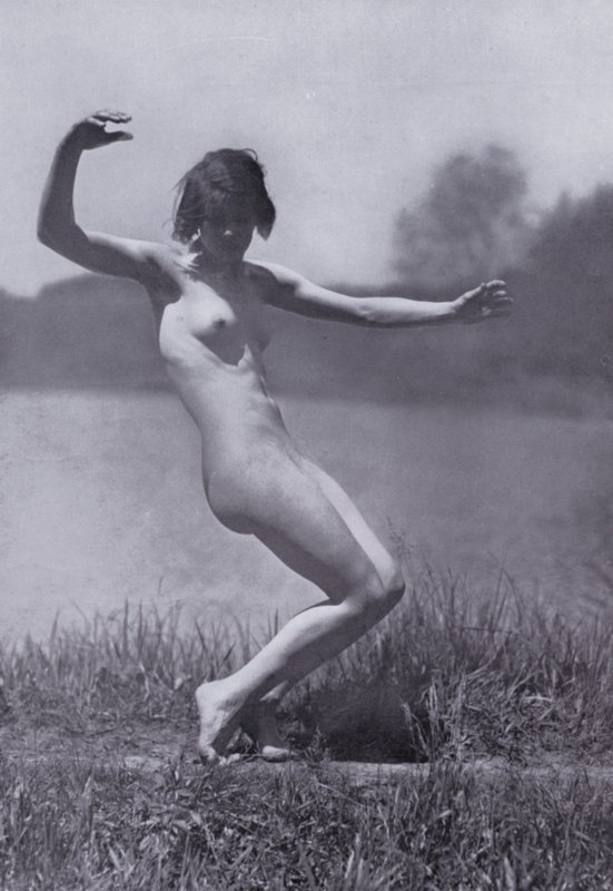 Ciało piękne, kultura fizyczna dla kobiet (zdjęcie czarno-białe) autorstwa Photographer German