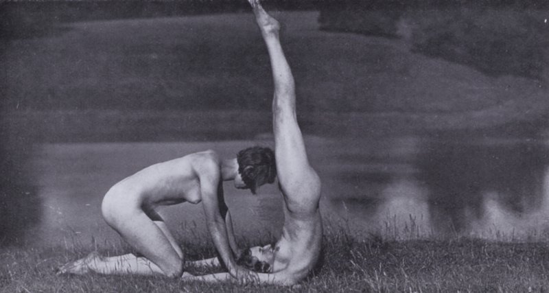 Ciało piękne, kultura fizyczna dla kobiet (zdjęcie czarno-białe) autorstwa Photographer German