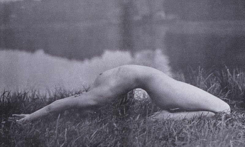 Ciało piękne, kultura fizyczna dla kobiet (zdjęcie czarno-białe) autorstwa Photographer German