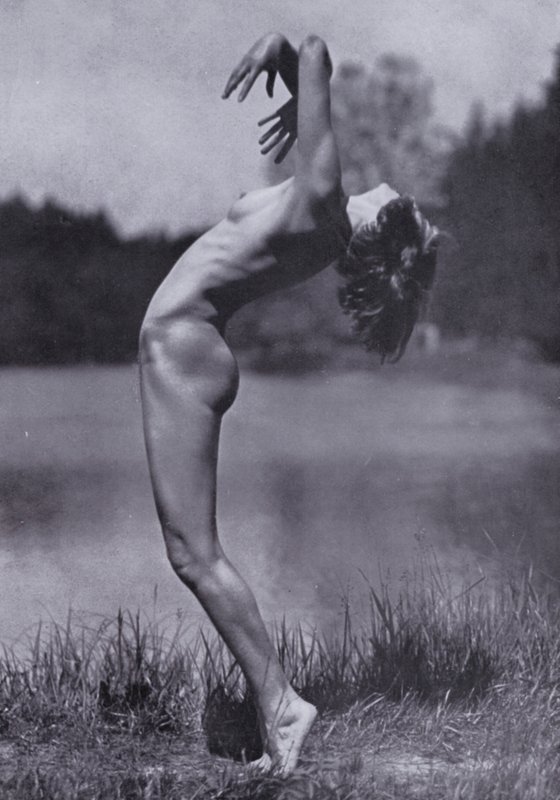 Ciało piękne, kultura fizyczna dla kobiet (zdjęcie czarno-białe) autorstwa Photographer German
