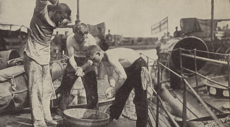 Codzienne mycie na niemieckim kutrze torpedowym (zdjęcie czarno-białe) autorstwa Photographer German