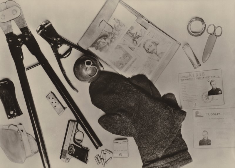 Sprzęt należący do terrorysty Wohlfartha, który 9 grudnia 1961 r. przeniknął z Berlina Zachodniego .... (zdjęcie czarno-białe) autorstwa Photographer German