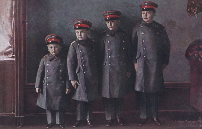 Synowie księcia Wilhelma Niemiec w mundurach wojskowych (zdjęcie) autorstwa Photographer German
