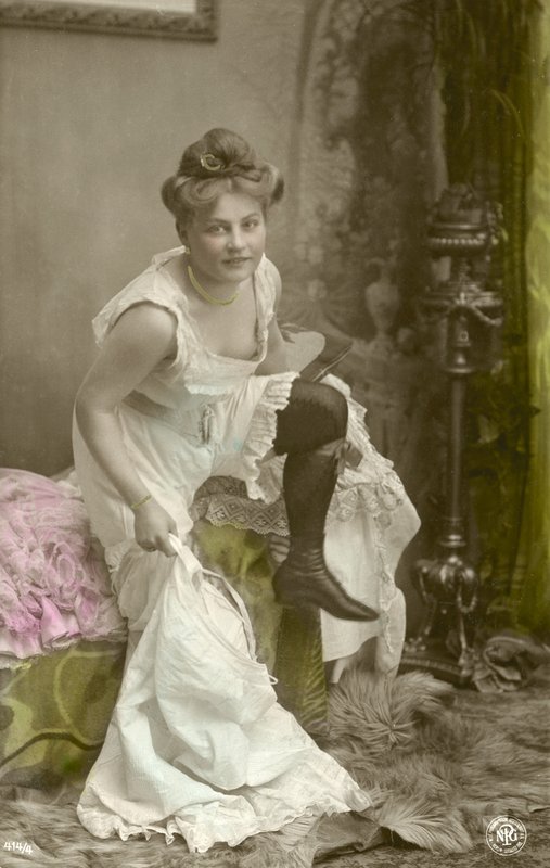 Rozbierająca się dziewczyna (zdjęcie kolorowe) autorstwa Photographer German