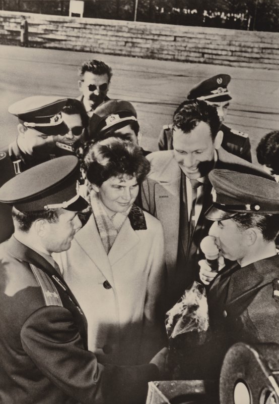 Valentina Tereshkova-Nikolayeva i Yuri Gagarin zostali serdecznie przywitani, gdy odwiedzili straż graniczną w Berlinie 20 października 1963 r. (zdjęcie czarno-białe) autorstwa Photographer German