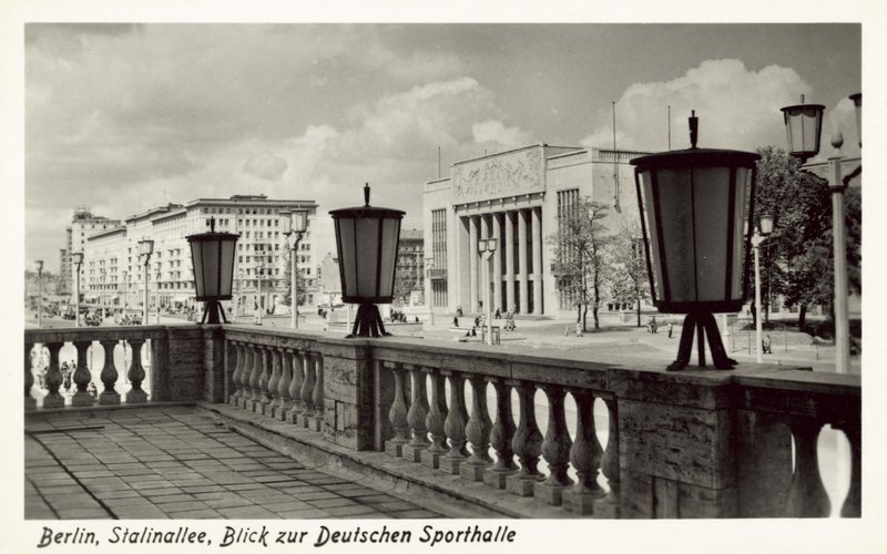 Widok na Deutsche Sporthalle, Stalinallee, Berlin Wschodni, ok. 1950 (zdjęcie czarno-białe) autorstwa Photographer German