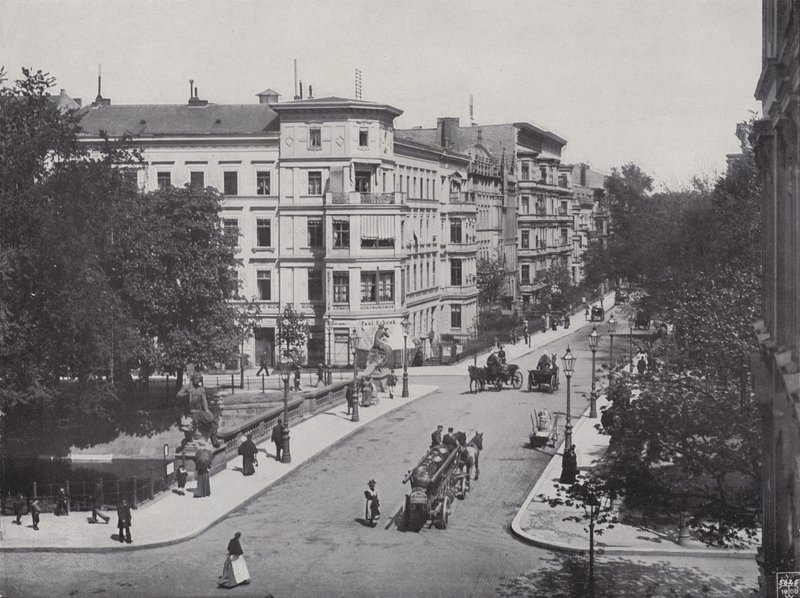 Z Heydt Bridge i Bendler Street (zdjęcie czarno-białe) autorstwa Photographer German