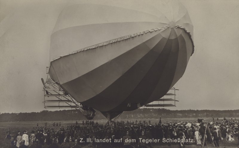 Zeppelin LZ III po wylądowaniu na strzelnicy Tegel w Berlinie (zdjęcie czarno-białe) autorstwa Photographer German