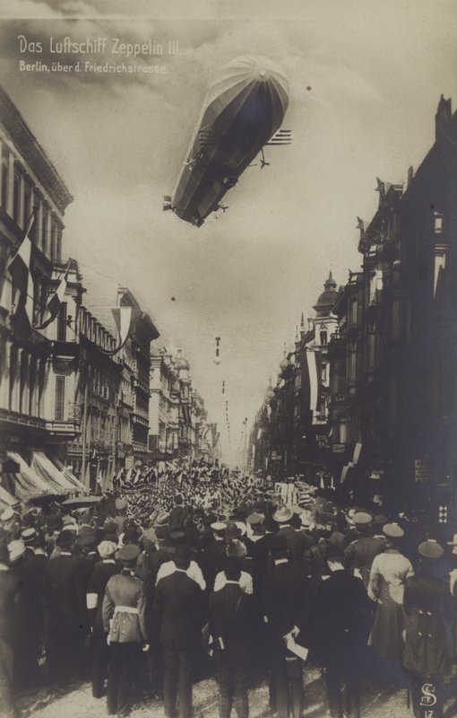 Zeppelin LZ III lecący nad Friedrichstrasse, Berlin (zdjęcie czarno-białe) autorstwa Photographer German