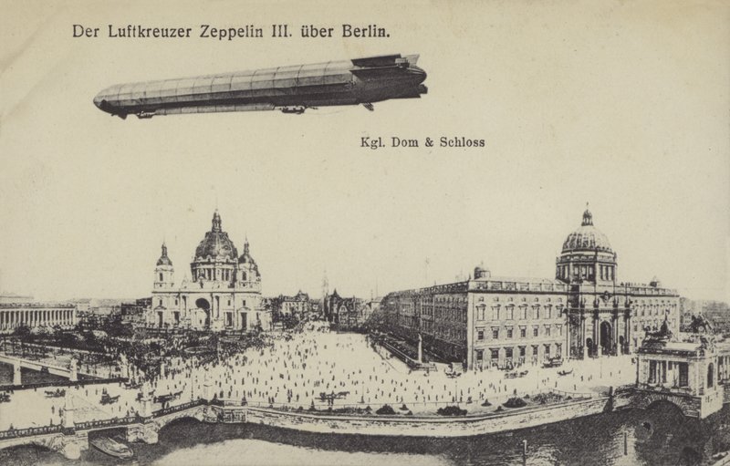 Zeppelin LZ III przelatujący nad Berlinem (zdjęcie czarno-białe) autorstwa Photographer German