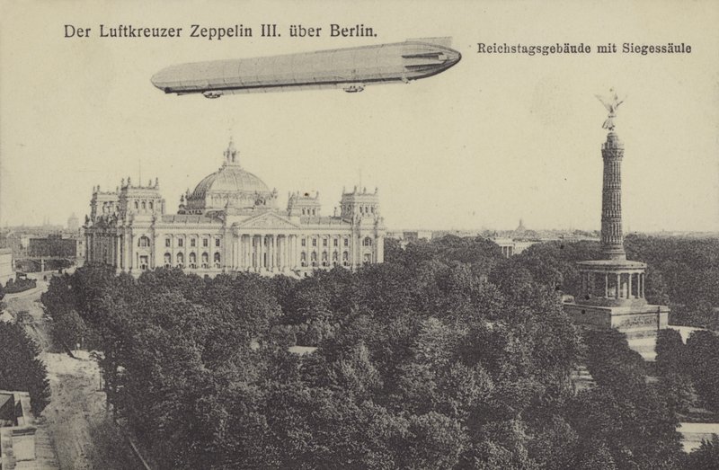 Zeppelin LZ III przelatujący nad Berlinem (zdjęcie czarno-białe) autorstwa Photographer German