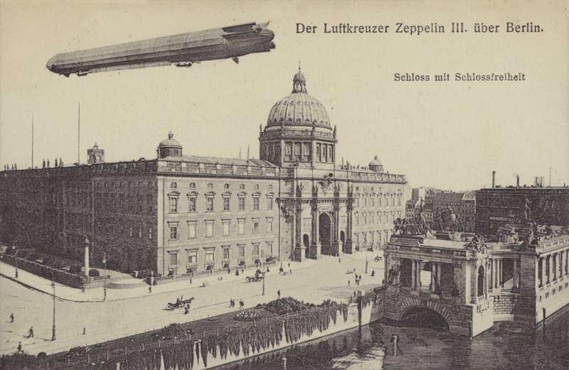 Zeppelin LZ III przelatujący nad Pałacem Miejskim w Berlinie (zdjęcie czarno-białe) autorstwa Photographer German