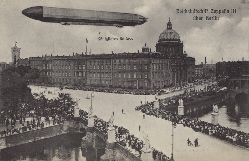 Zeppelin LZ III przelatujący nad Pałacem Miejskim w Berlinie (zdjęcie czarno-białe) autorstwa Photographer German