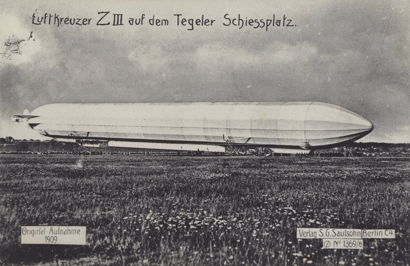 Zeppelin LZ III na strzelnicy Tegel w Berlinie (zdjęcie czarno-białe) autorstwa Photographer German