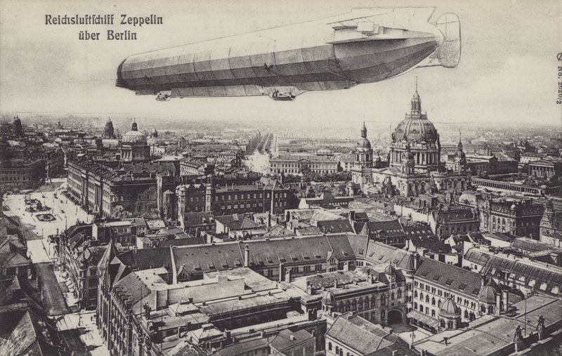Sterowiec Zeppelin przelatujący nad Berlinem (zdjęcie czarno-białe) autorstwa Photographer German