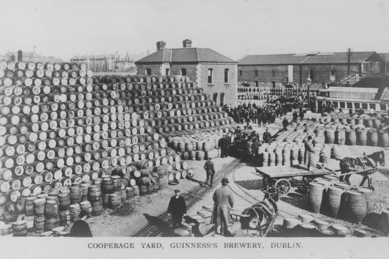 Cooperage yard, Guinness Brewery, Dublin, Irlandia (zdjęcie czarno-białe) autorstwa Photographer Irish