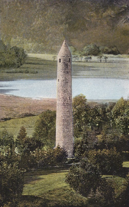 Irlandia: Ancient Round Tower, Glendalough, hrabstwo Wicklow (kolorowe zdjęcie) autorstwa Photographer Irish
