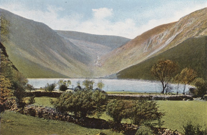 Irlandia: Upper Lake, Glendalough, Hrabstwo Wicklow (kolorowe zdjęcie) autorstwa Photographer Irish