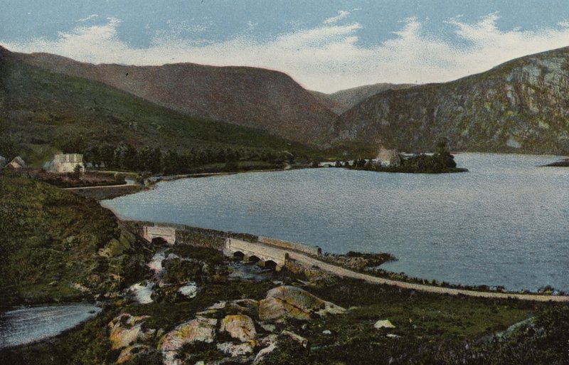 Irlandia Południowa: Oratorium św. Finbara, Gougane-Barra, hrabstwo Kerry (kolorowe zdjęcie) autorstwa Photographer Irish
