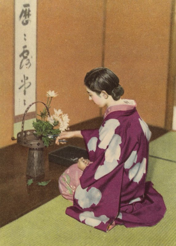 Dziewczyna tworząca kompozycję kwiatową (kolorowe zdjęcie) autorstwa Photographer Japanese