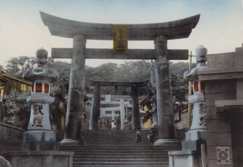 Japonia, ok. 1912: Big Torii w świątyni Suwa, Nagasaki (zdjęcie) autorstwa Photographer Japanese