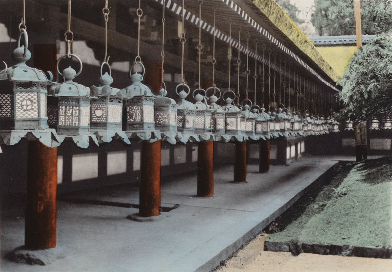 Japonia, ok. 1912: brązowe latarnie w świątyni Kasuga, Nara (zdjęcie) autorstwa Photographer Japanese